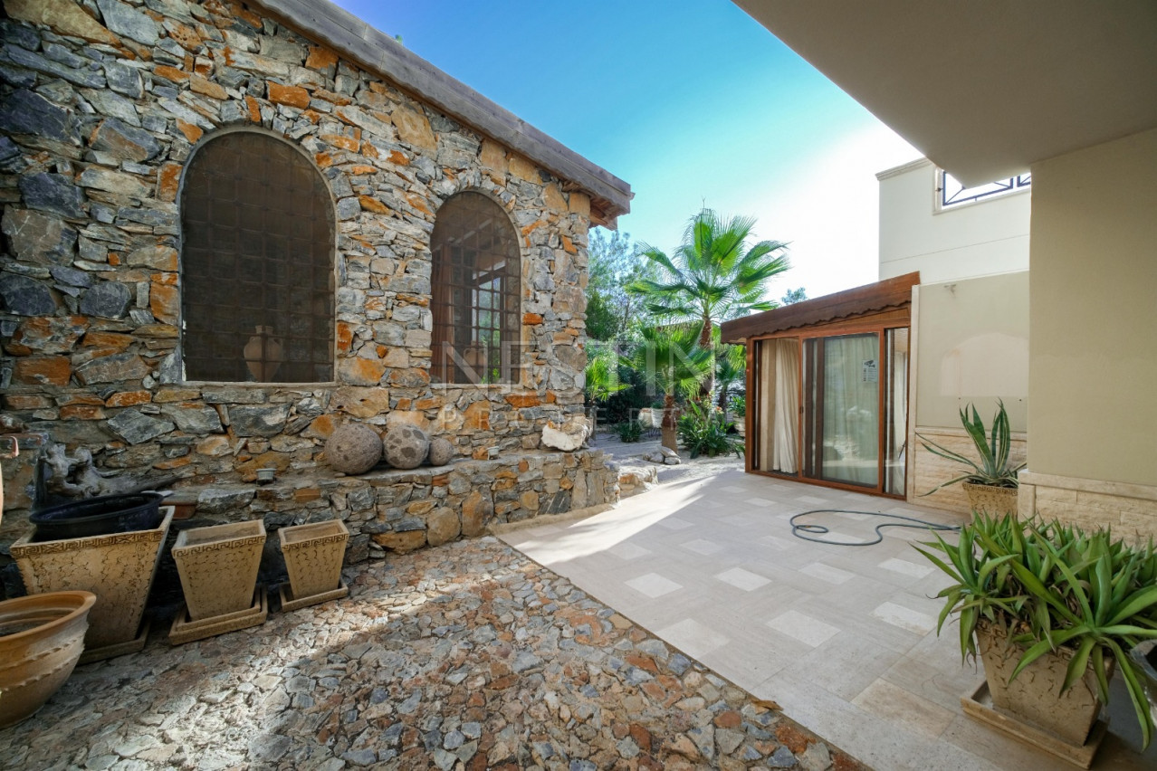 Просторная вилла 4+1 с прекрасными видовыми характеристиками в районе Бекташ в городе Аланья фото 23