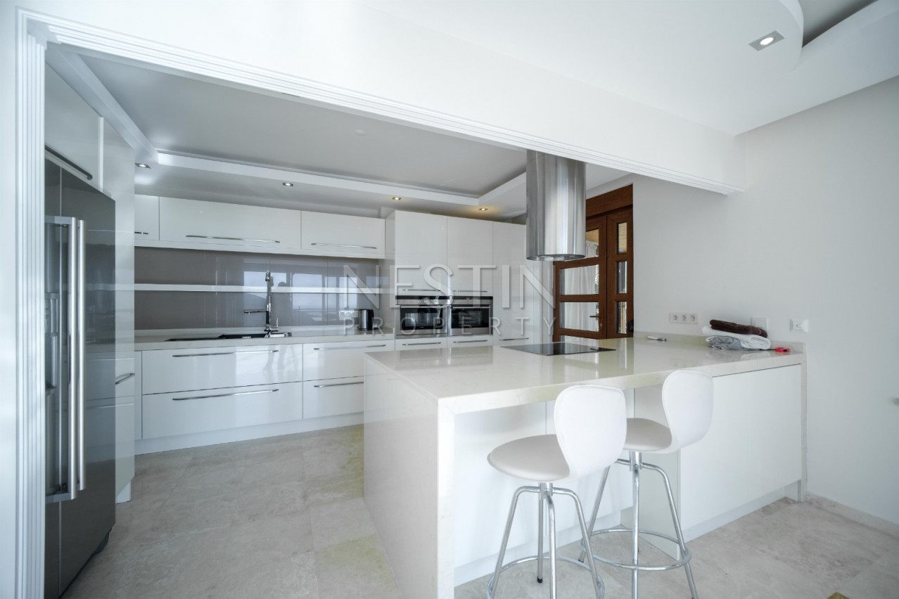 Просторная вилла 4+1 с прекрасными видовыми характеристиками в районе Бекташ в городе Аланья фото 35