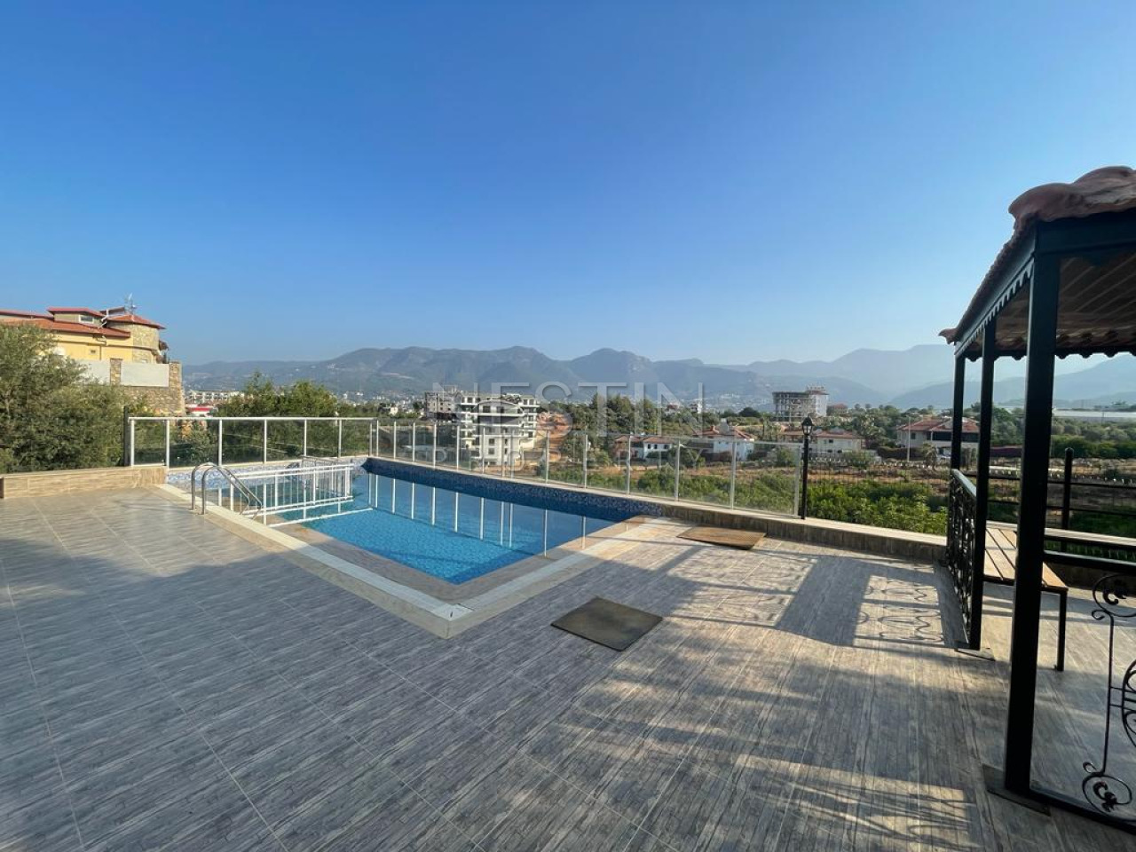 Квартира 1+1 в районе Верхней Обы с видом на горы фото 1