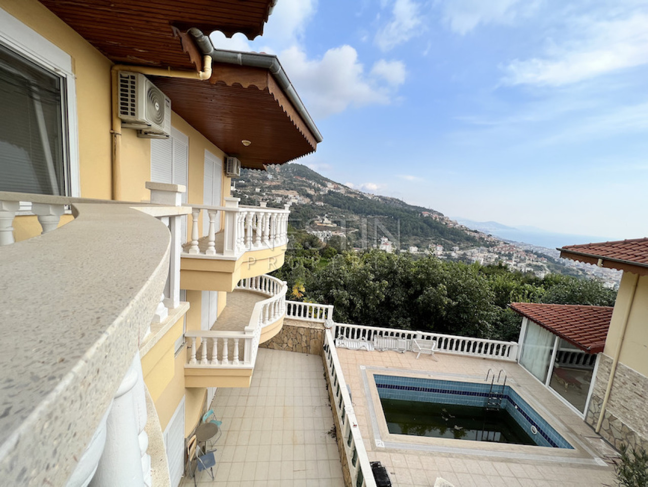 Вилла 3+2 в районе Тепе с видом на море и крепость фото 18