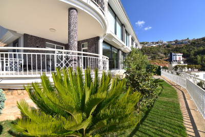 Вилла в районе Бекташ с панорамным видом на море и горы фото 1