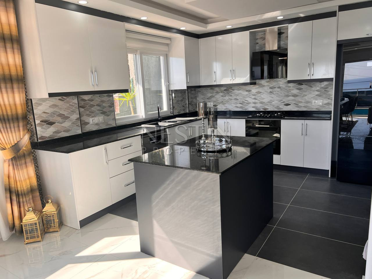 Вилла 3+1 в центре города Аланья в районе Динек с видом на море фото 3