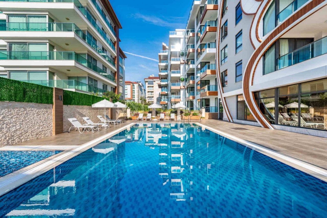 Потрясающая квартира 1+1 с выходом в сад на первой береговой линии в Кестеле фото 1