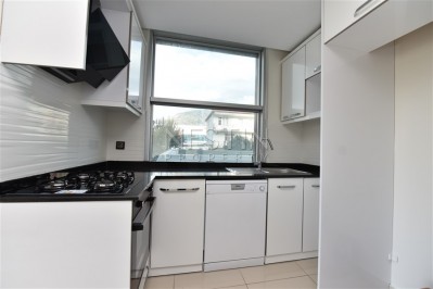 Двухуровневая квартира 2+1 с выходом в сад в Кестеле с мебелью фото 13