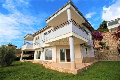 Вилла 3+1 в районе Бекташ с видом на Средиземное море фото 1