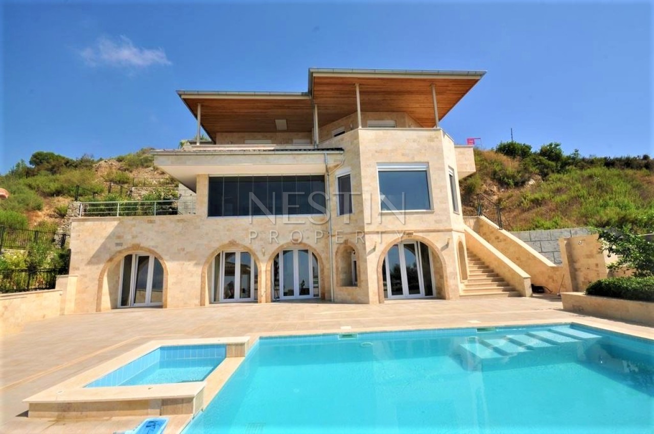 Просторная вилла 4+1 с панорамным видом на море и город фото 1